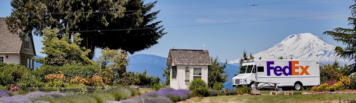 꽃 앞을 달리는 밴