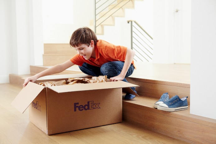 Client de FedEx ouvrant un colis