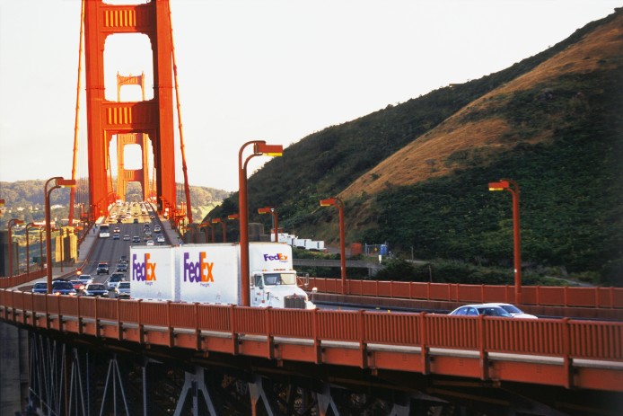 camion de fedex sur un pont