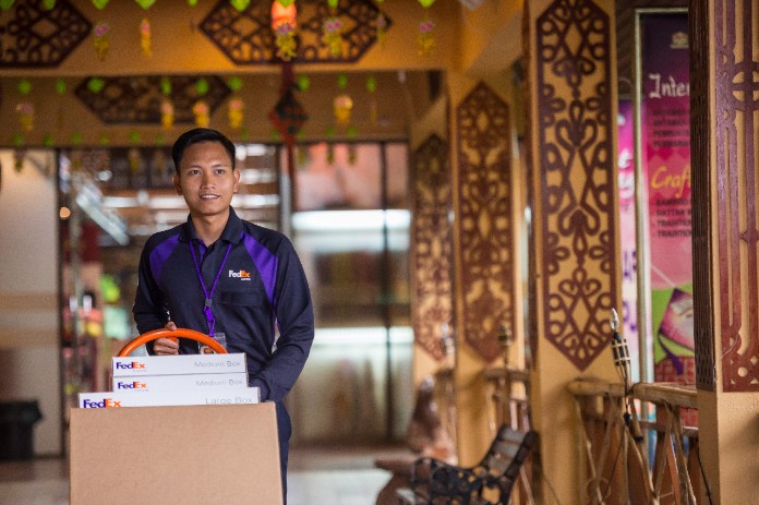 Download the guide to FedEx Global Returns