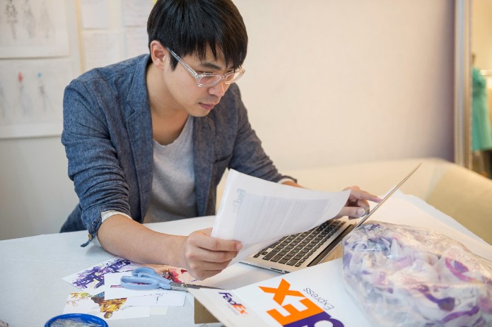 A FedEx customer uses his laptop to initiate a return.