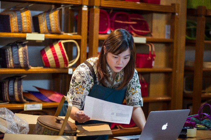 woman-shipping-computer