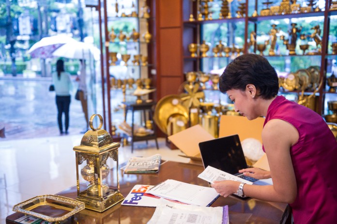 A small business owner views the guide to learn country-specific customs requirements