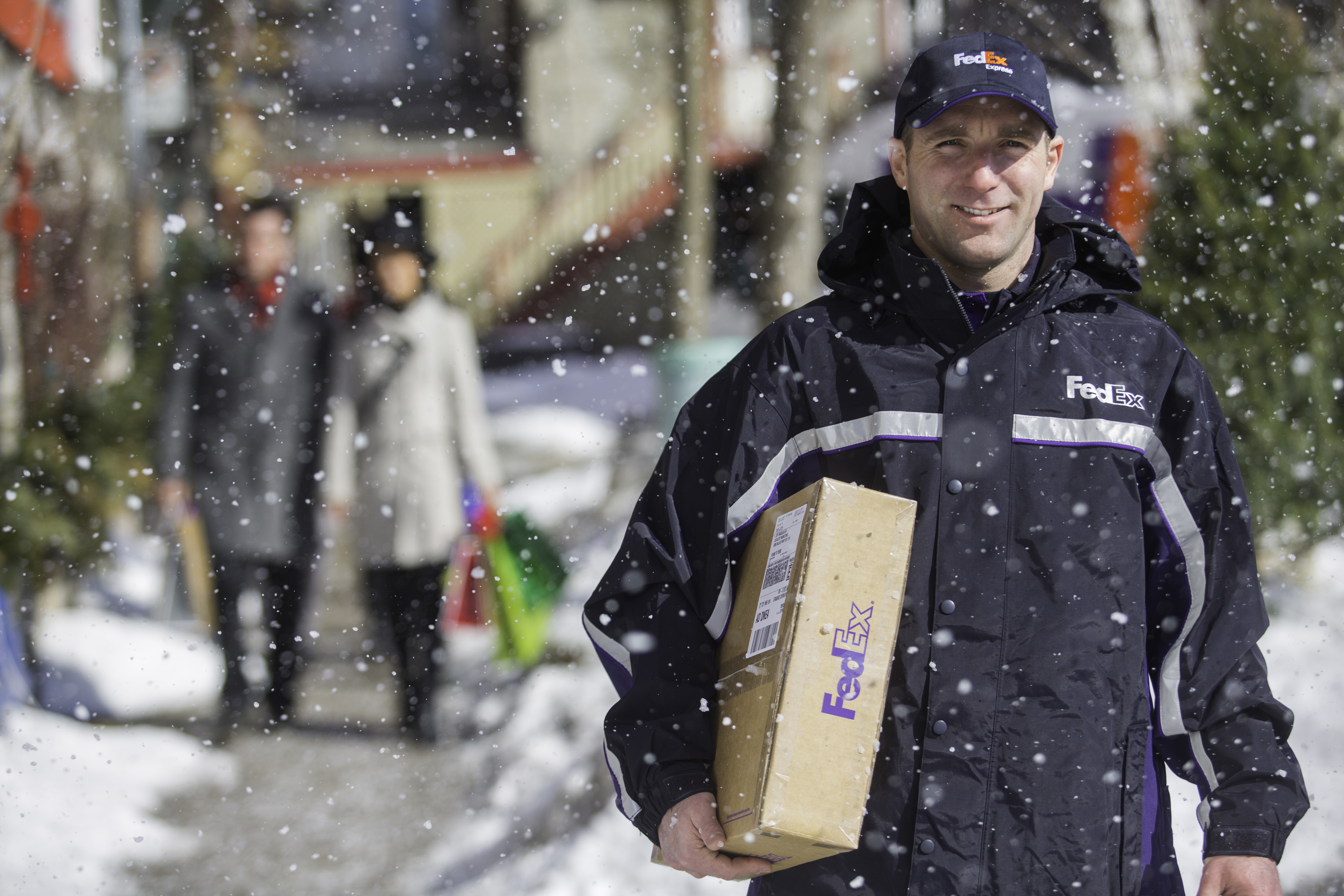 Boîtes FedEx distribuant des cadeaux de Noël