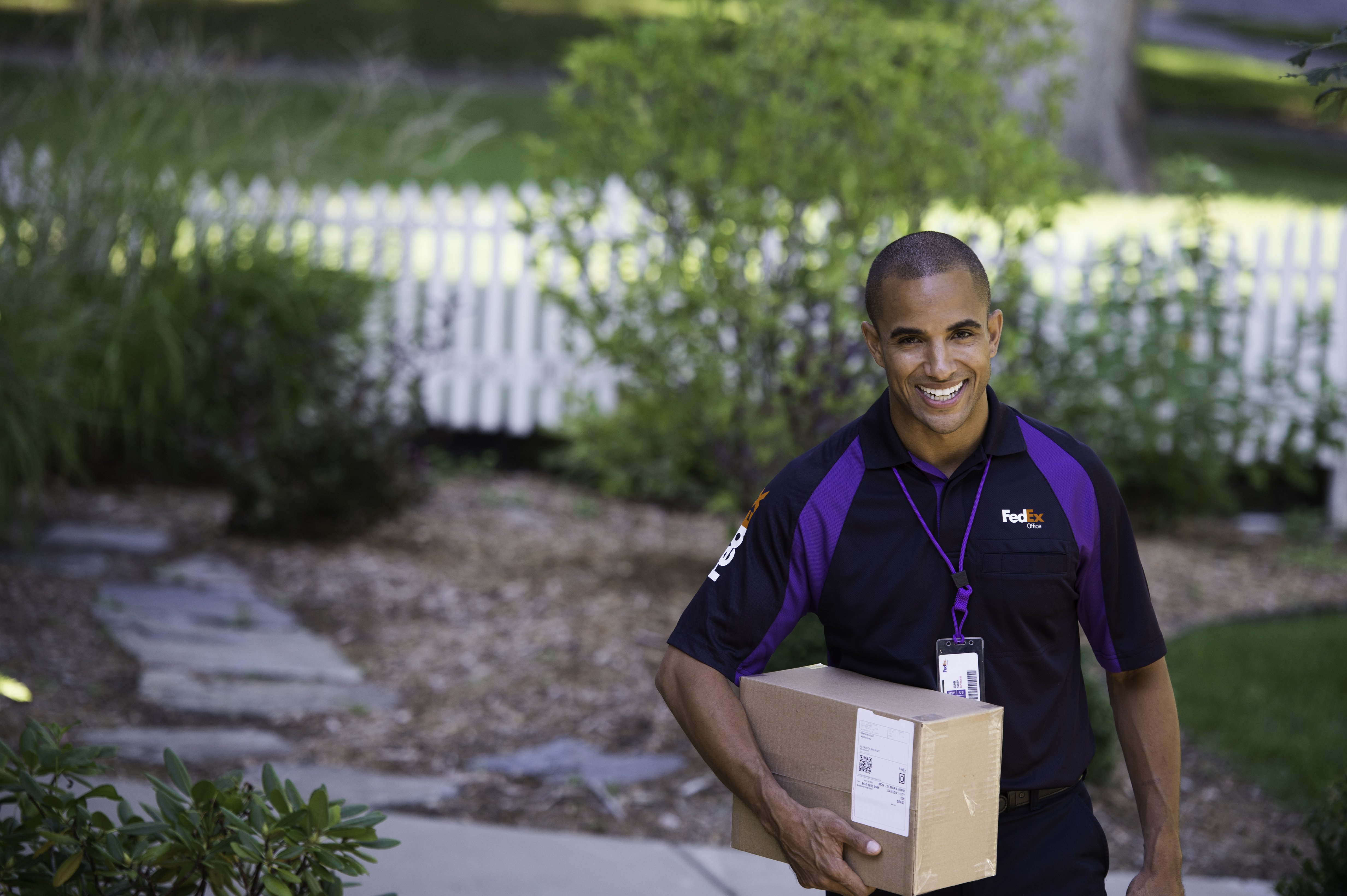 Messager FedEx livrant des colis