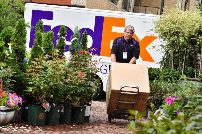 fedex courier delivering package