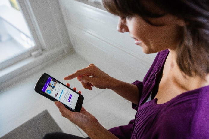 woman looking at fedex.ca on mobile