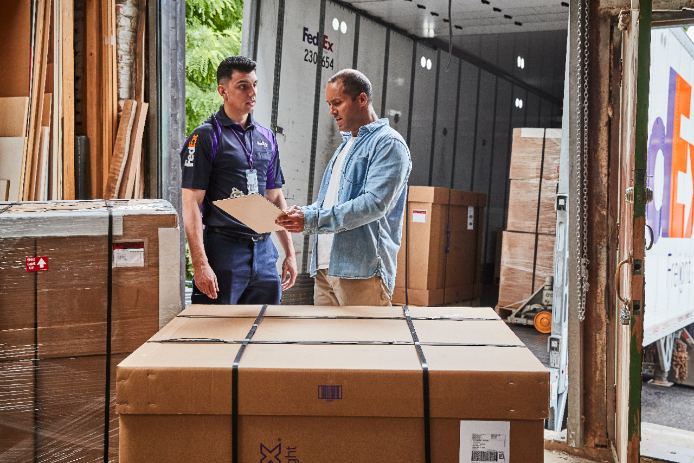 Chauffeur FedEx Freight et un client