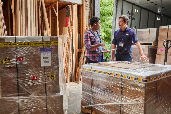 Employé de FedEx Freight discutant avec un client