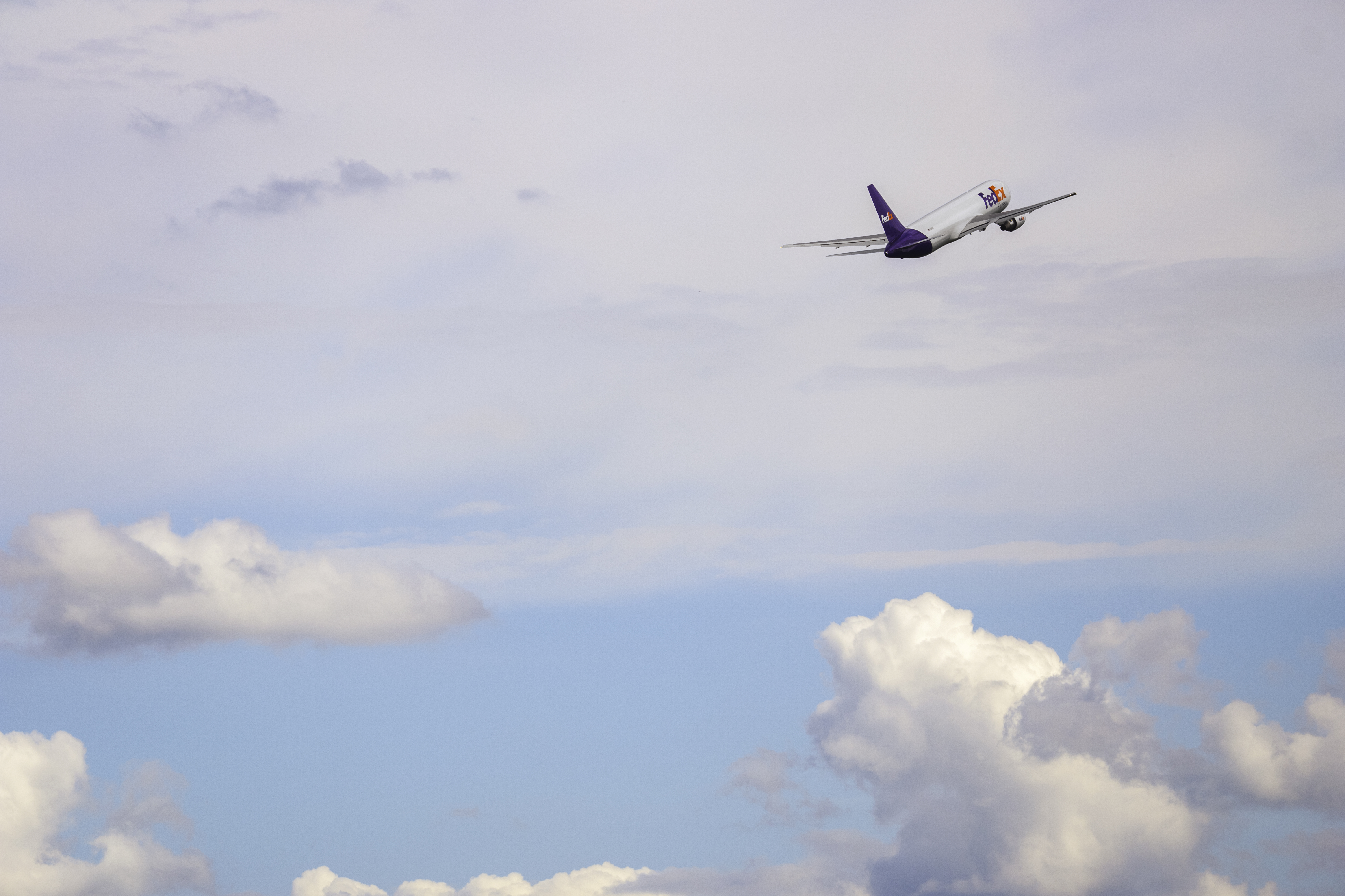 Avion FedEx au-dessus des nuages