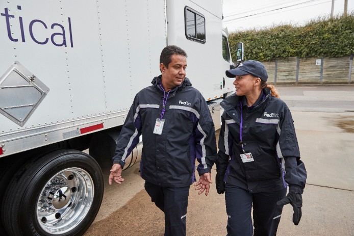 Manutentionnaire de piste FedEx au travail