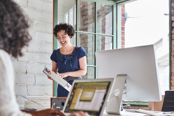 Femme effectuant une livraison FedEx