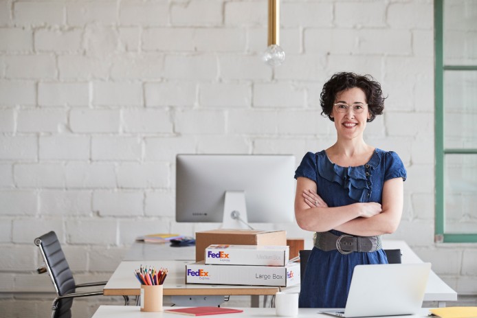 Femme dans un bureau avec un colis FedEx