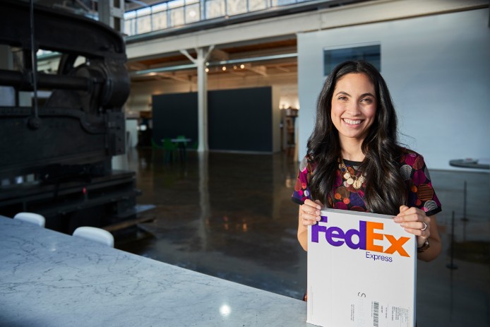 femme souriant avec un colis FedEx