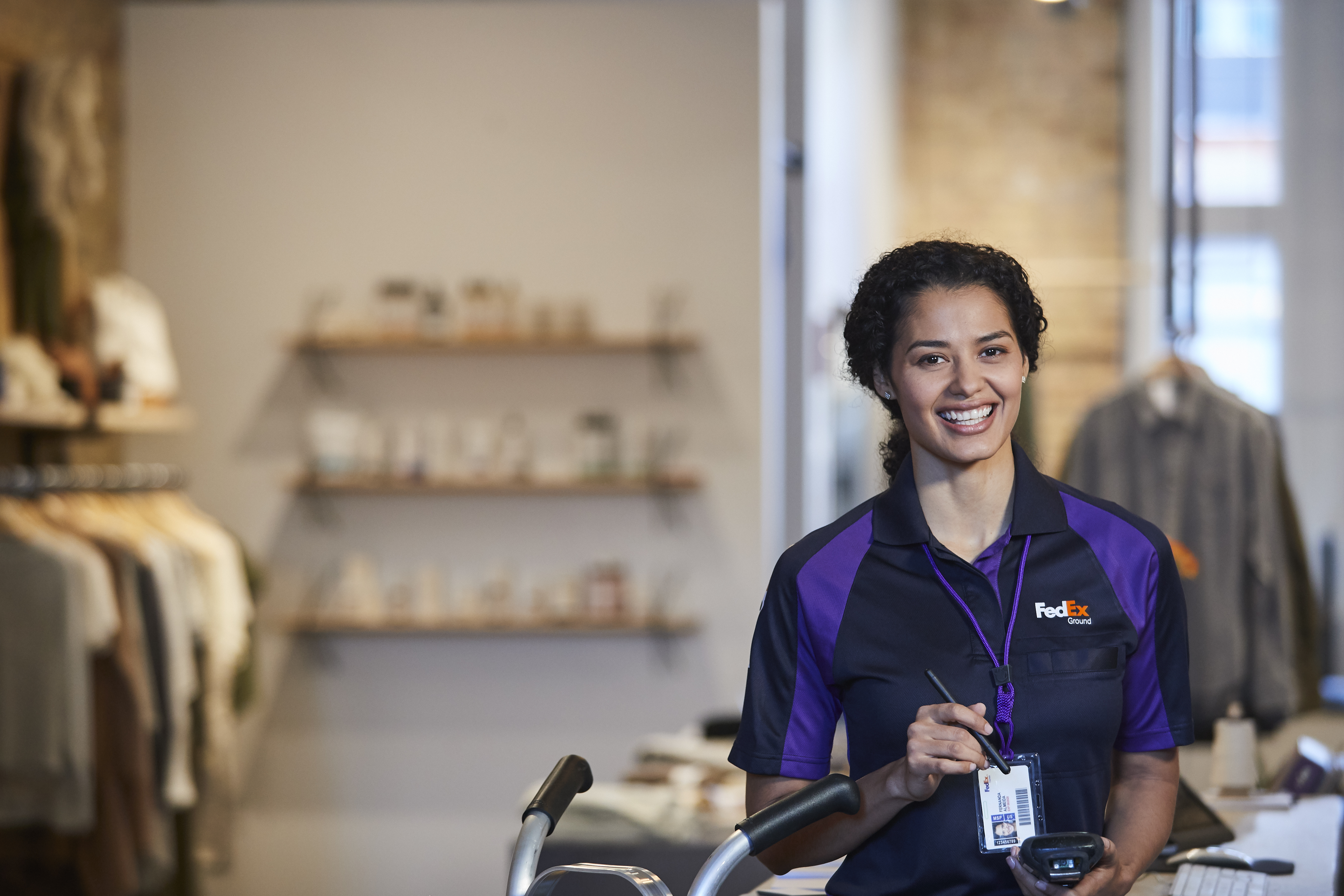 Employé de FedEx avec un colis