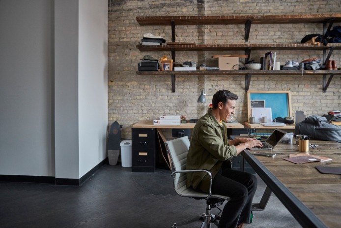 Homme travaillant à l’ordinateur