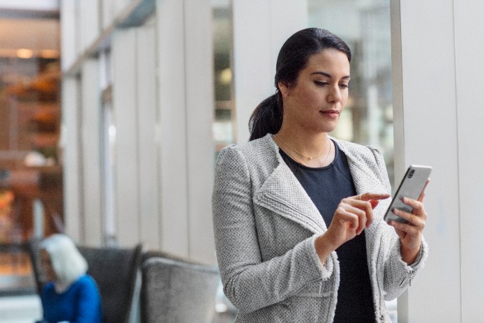 femme avec un cellulaire