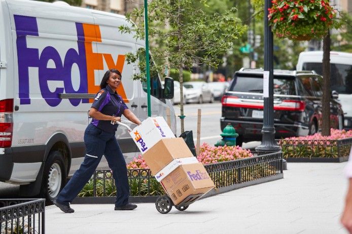 Livraison de colis FedEx en milieu urbain