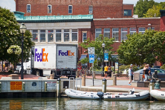 Camion de FedEx freight dans une ville
