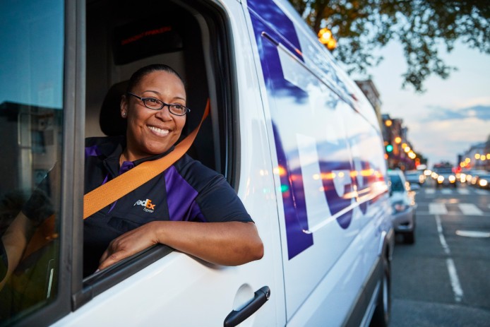 Messager de FedEx dans un camion