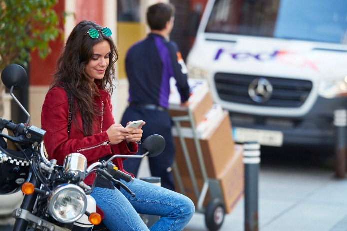 woman looking at fedex.ca on mobile