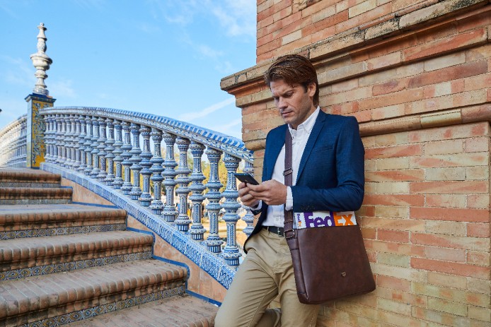 homme d'affaires sur mobile