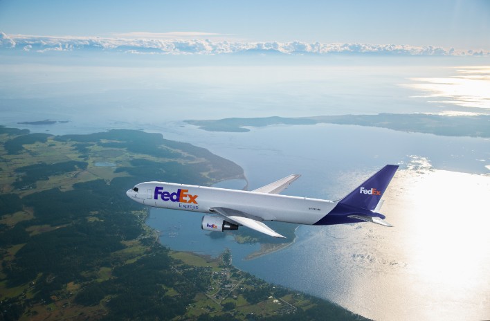 Avion de FedEx en vol