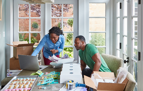 Couple looking at Fedex.ca on computer