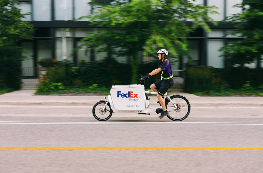 messager en vélo électrique