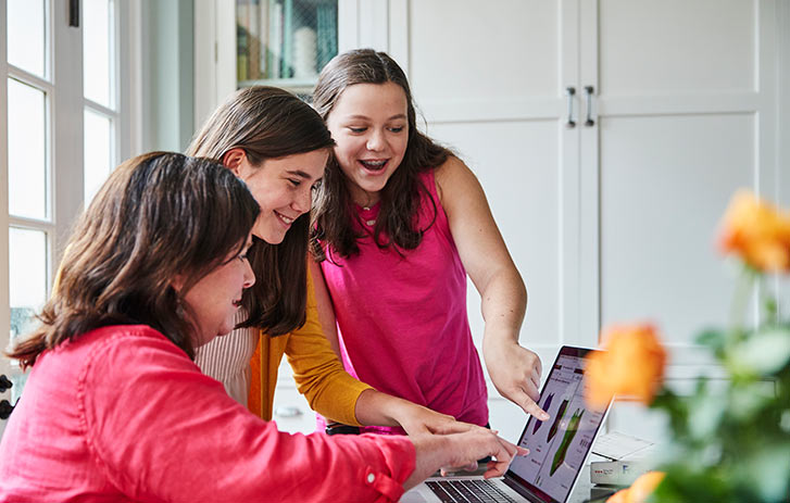 Famille regardant un site Web sur un portable