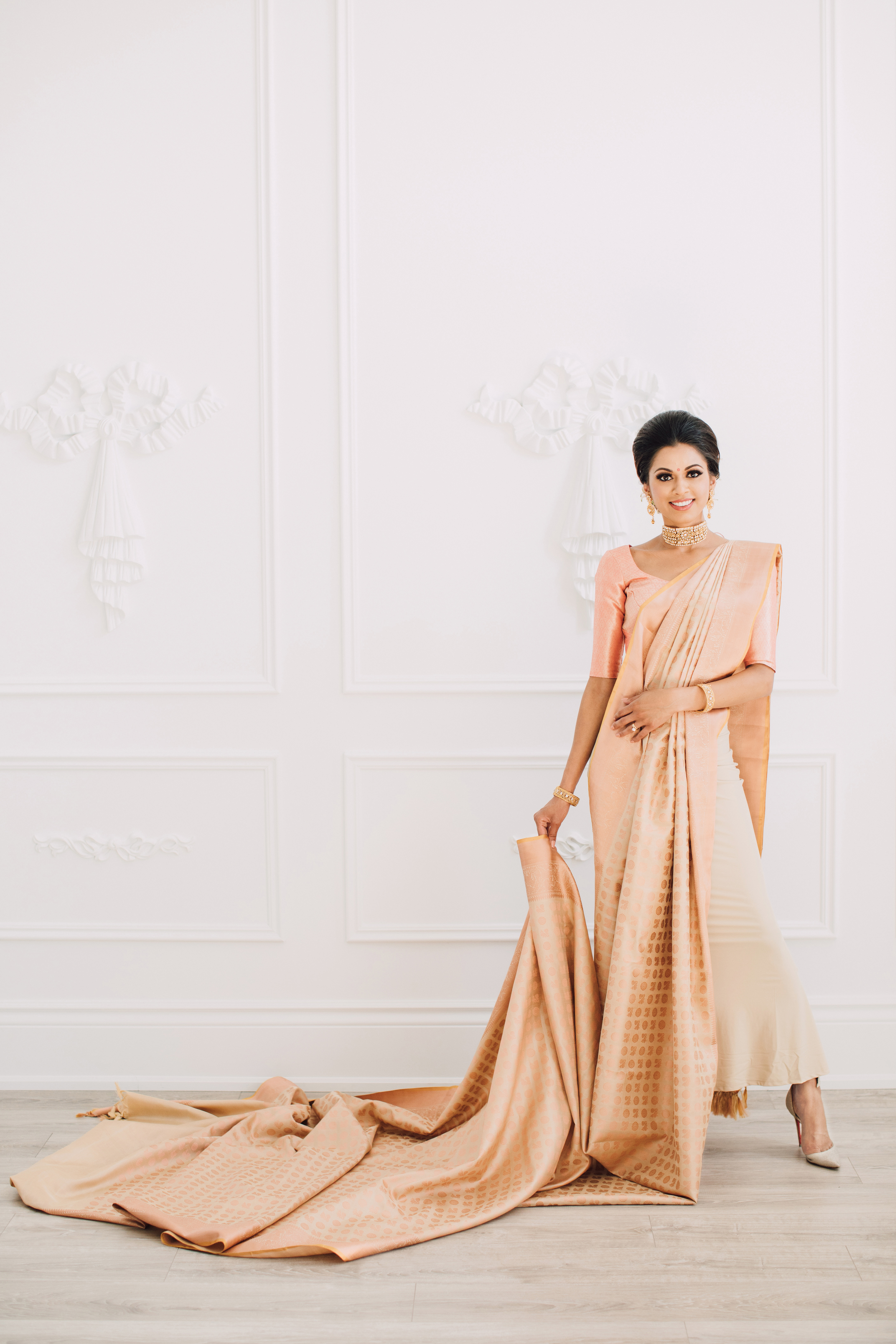 Tia Bhuva vêtue d’une robe Tia Bhuva vêtue d’une robe
