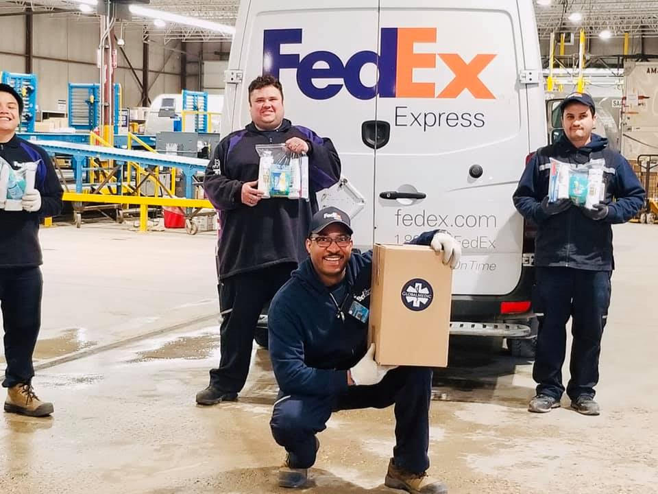 Employés FedEx avec colis