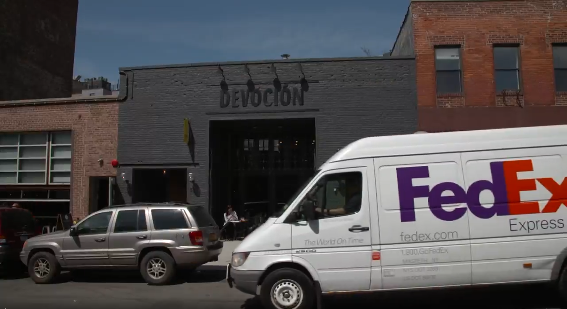 Camion Fedex devant un café Camion Fedex devant un café