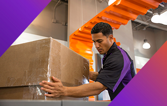 Messager FedEx avec un colis