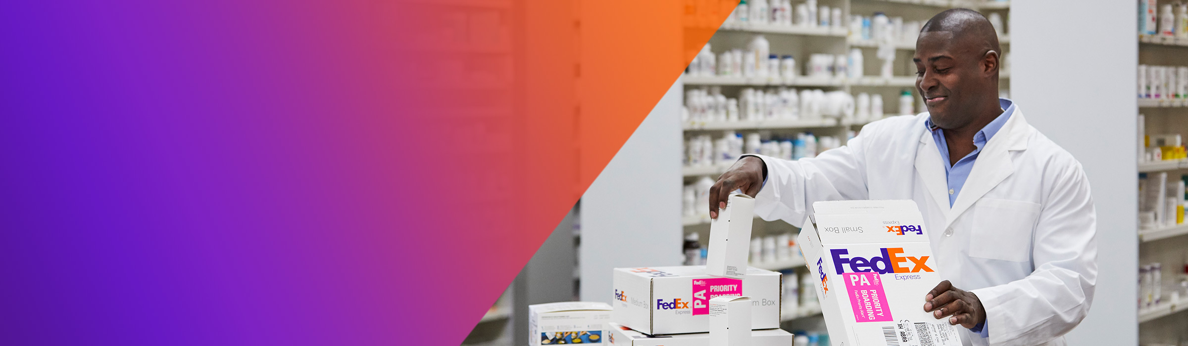 Chercheur ouvrant des boîtes FedEx