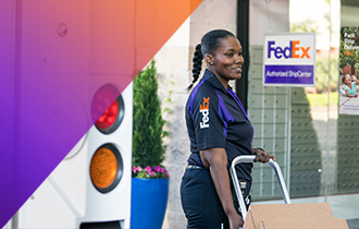 Employé de FedEx à l'extérieur du Centre d'expédition