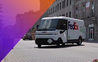 Employé de FedEx avec un colis