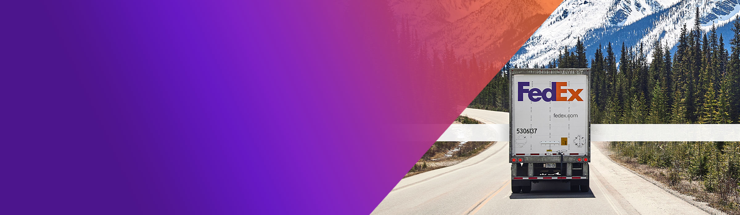 Camion de fret FedEx sur l'autoroute