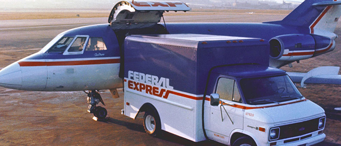 Antiguo camión y avión de FedEx