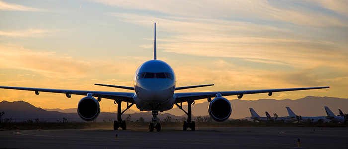 Avión de FedEx en una pista al atardecer