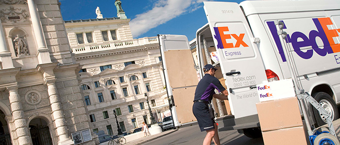 Mensajero de FedEx descargando un camión de FedEx en Alemania