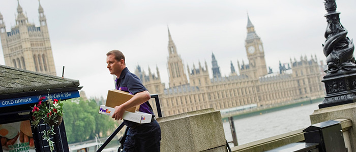 FedEx-bud med pakker i London