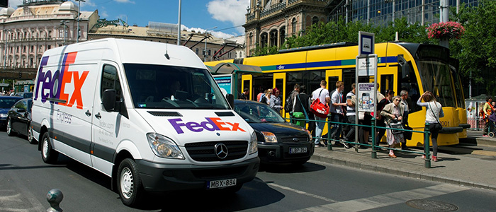 FedEx-lastebil i gatene i Ungarn