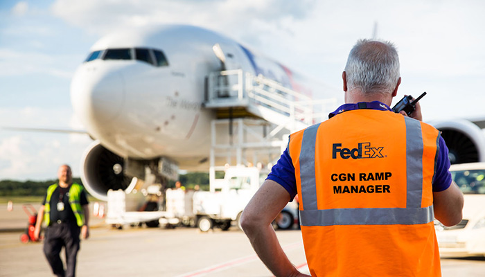 FedEx-ansatt på flyplassen på Køln/Bonn som ser på et FedEx-jetfly