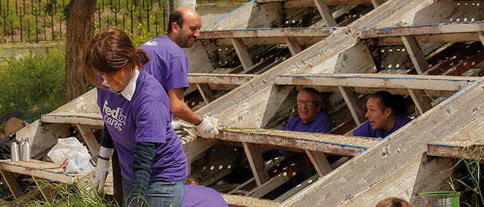 FedEx-ansatte som arbeider med tribuner