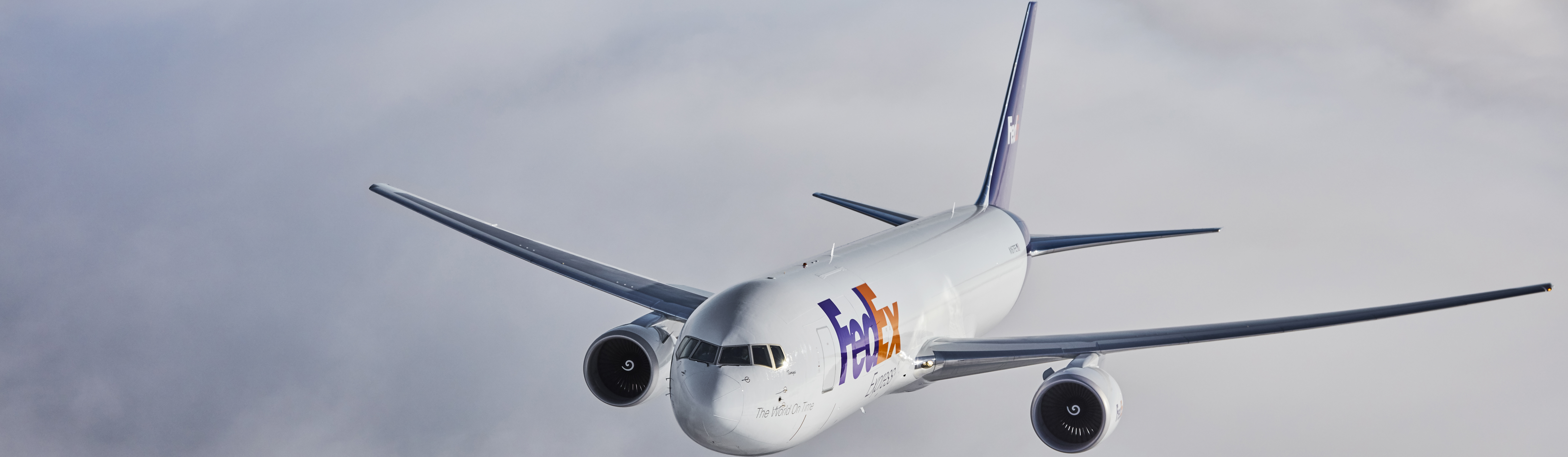 FedEx-fly over skyene