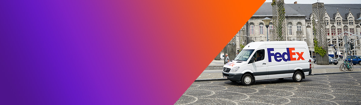 Coursier FedEx avec un colis