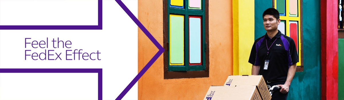 Flecha morada con las palabras «Siente el efecto FedEx» apuntando hacia un empleado de FedEx