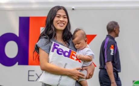 femme avec un colis et un bébé