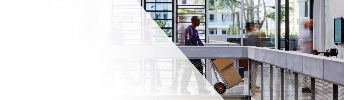 FedEx-koerier op kantoor met voorbijlopende werknemers